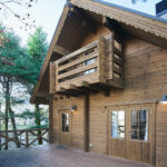 煌くモミジのログハウス