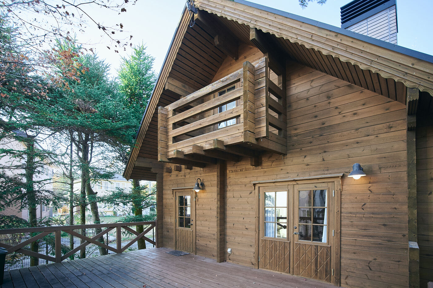 煌くモミジのログハウス