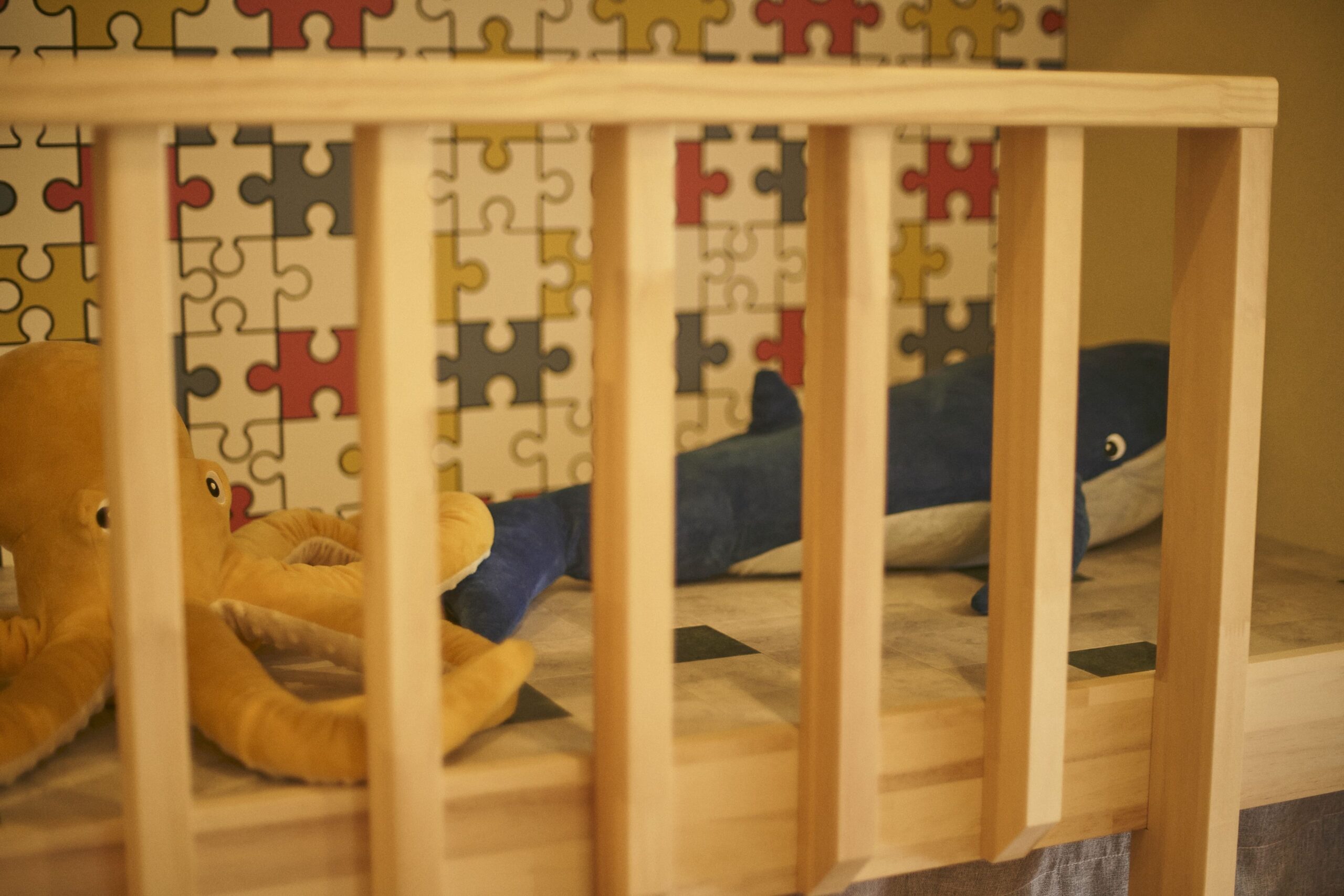 遊び心のあふれる壁紙が彩る明るい寝室 - 2