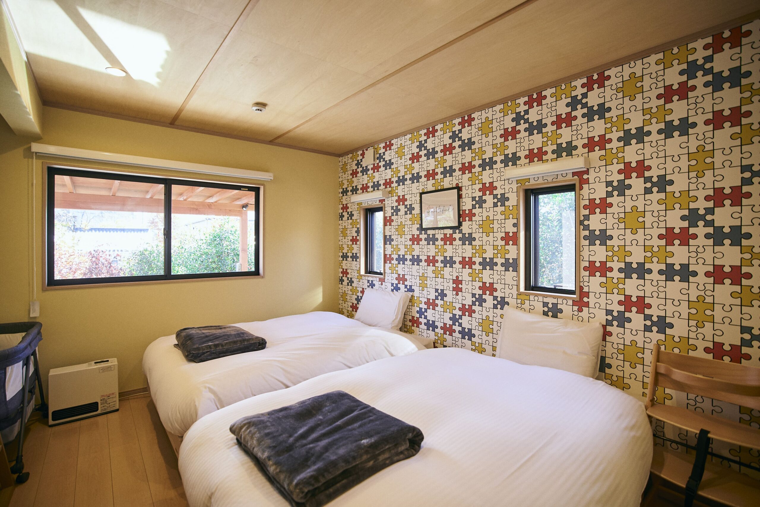 遊び心のあふれる壁紙が彩る明るい寝室 - 3