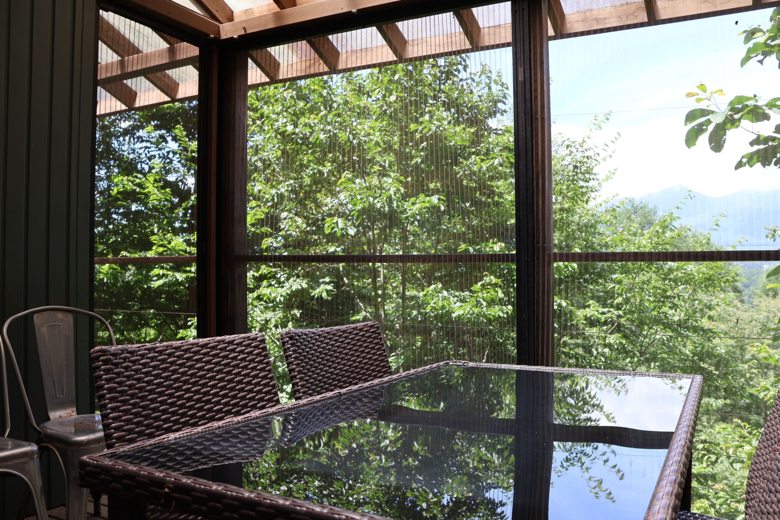 ガラス越しに柔らかな光溢れる開放的な室内 - 5