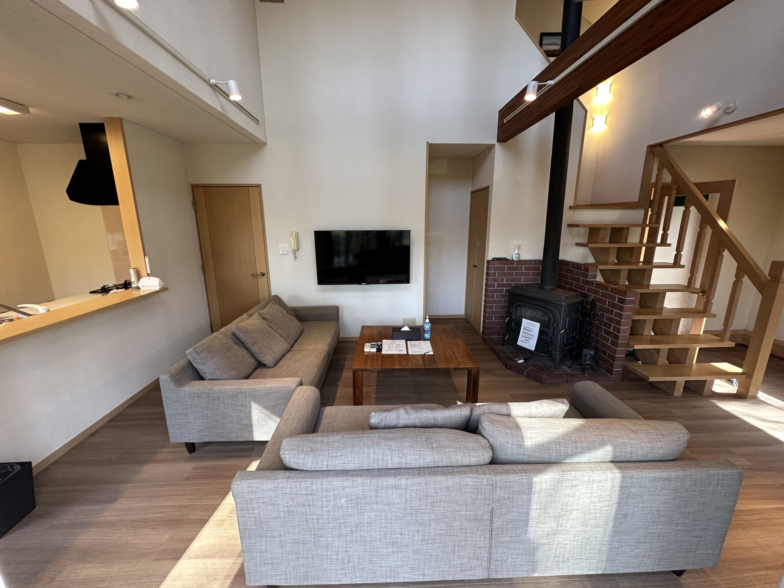 大きな窓が切り取る四季。森の呼吸と薪ストーブの温もりに包まれる休日。 - 2