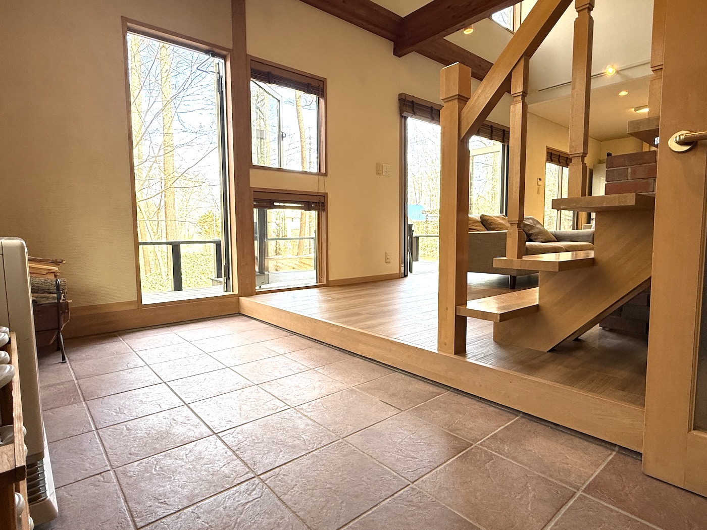 大きな窓が切り取る四季。森の呼吸と薪ストーブの温もりに包まれる休日。 - 3