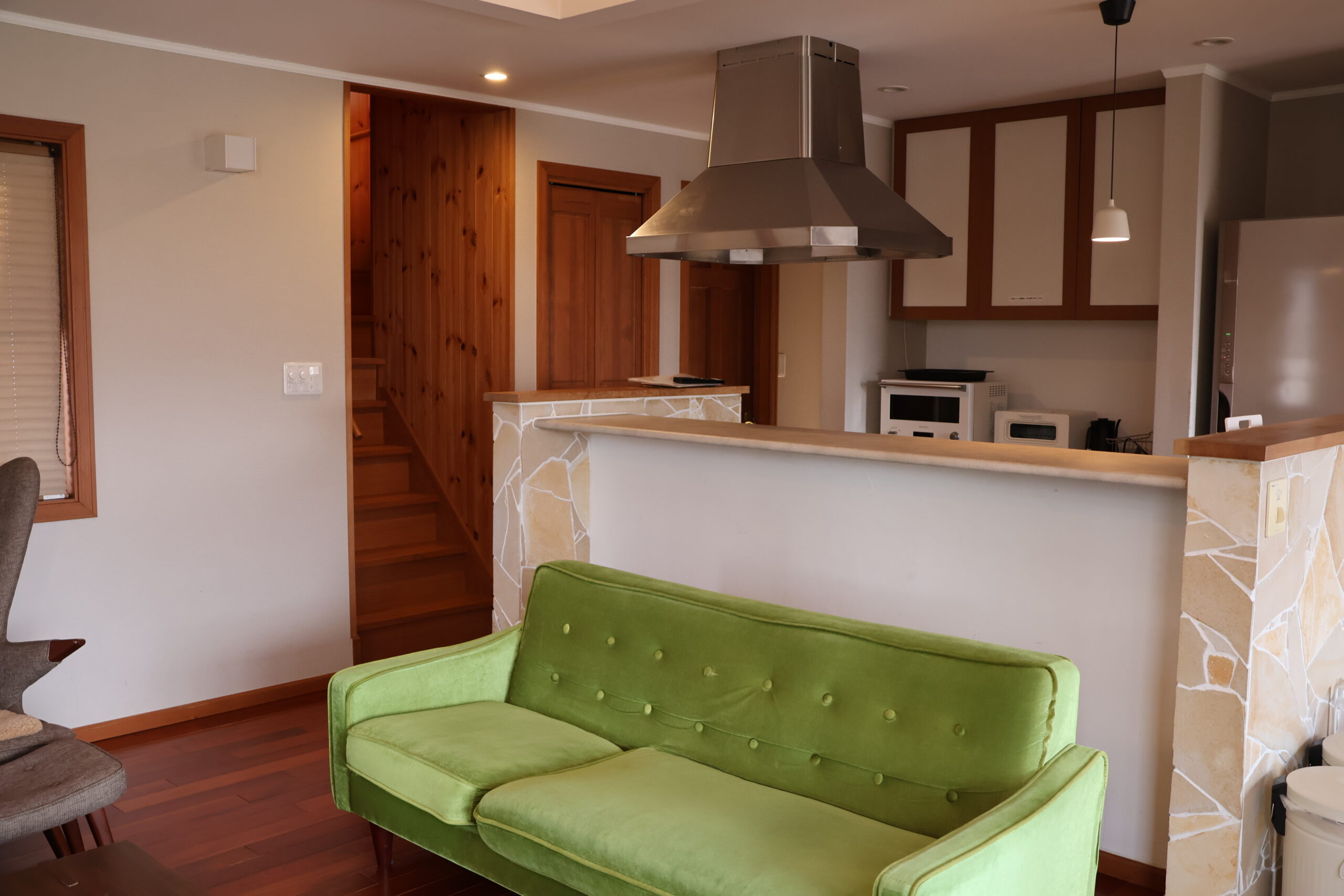 ガラス越しに柔らかな光溢れる開放的な室内 - 2