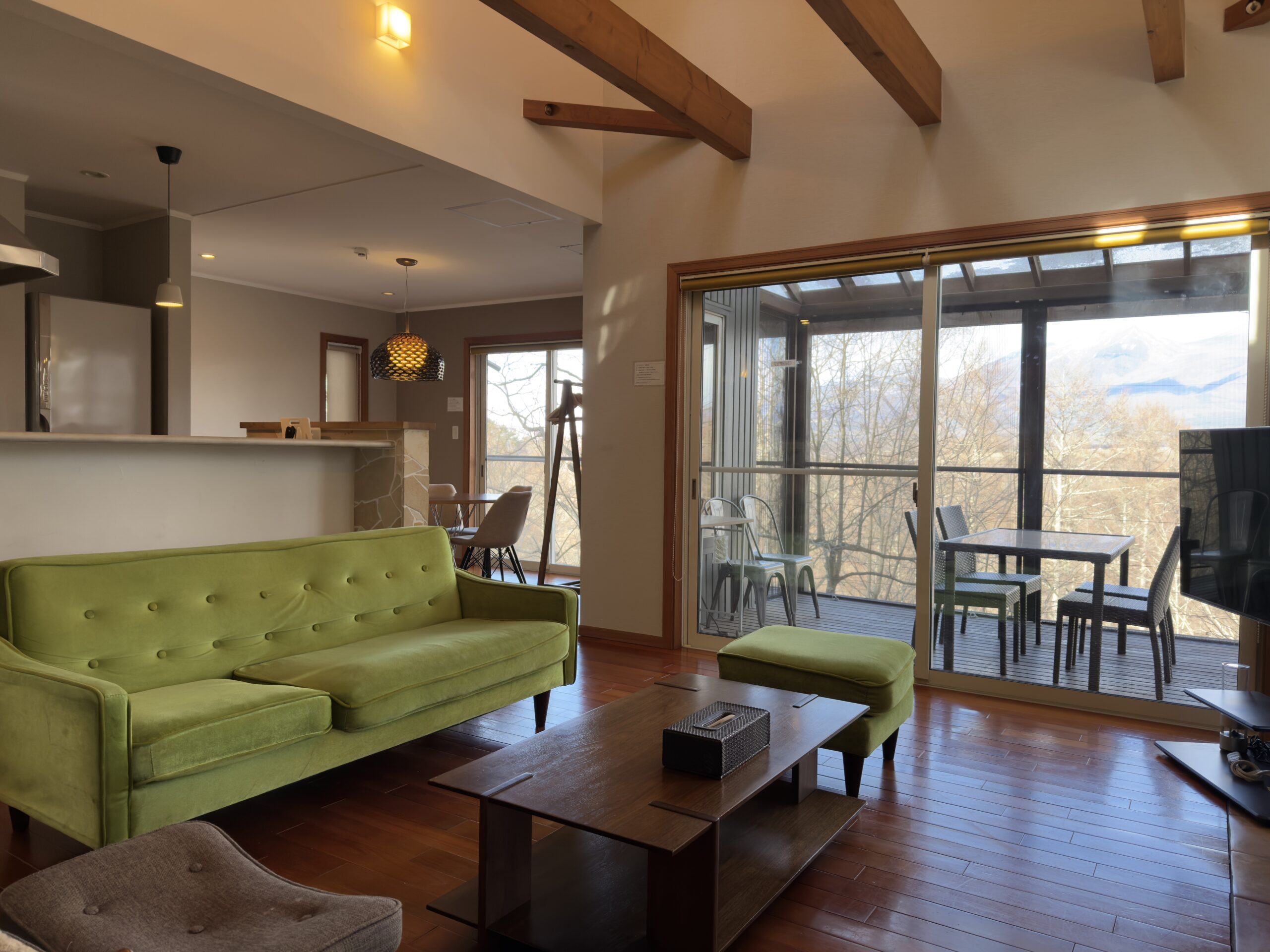 ガラス越しに柔らかな光溢れる開放的な室内 - 1