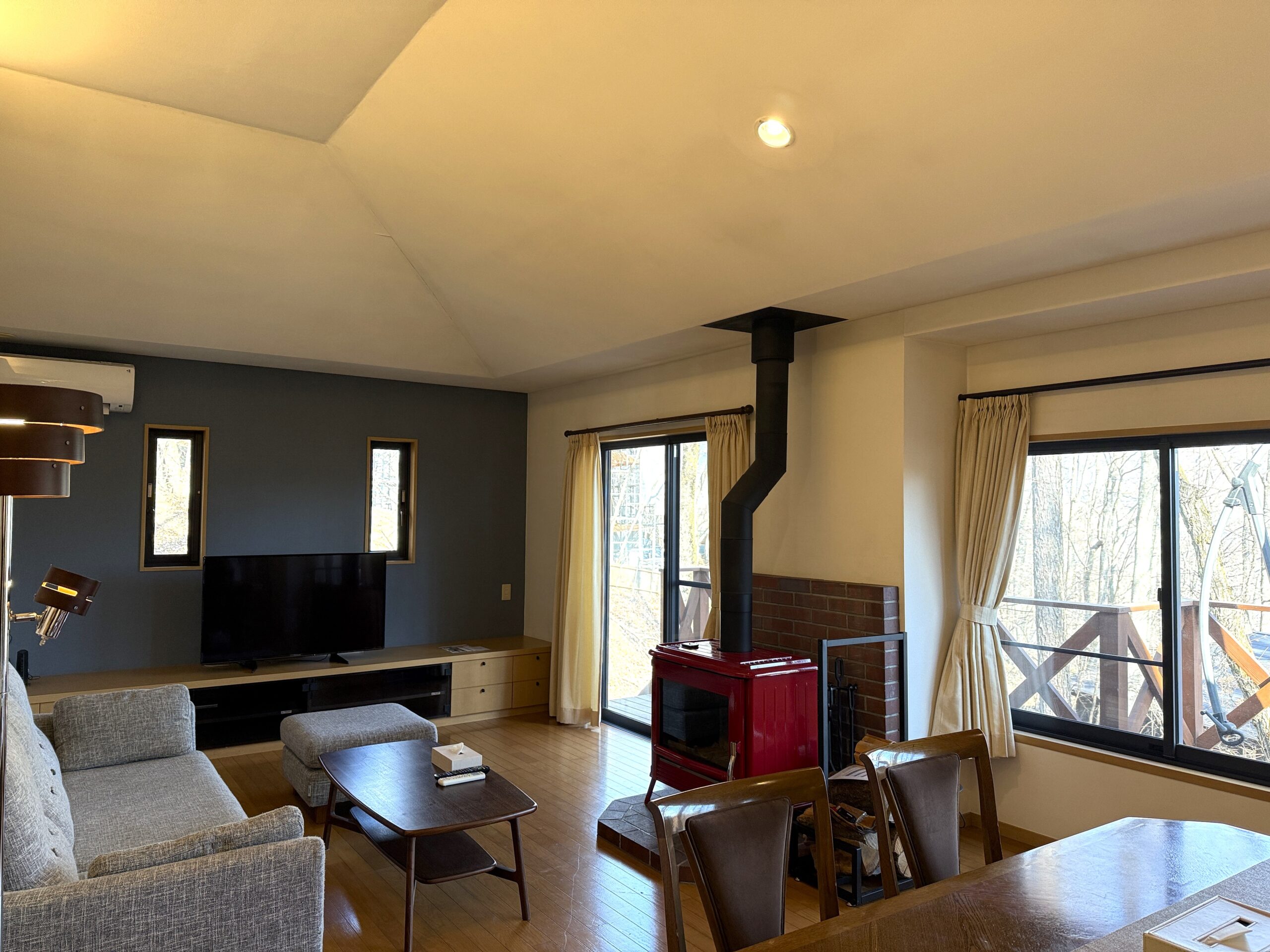 愛犬と森に包まれる、平屋のプライベート空間 - 2