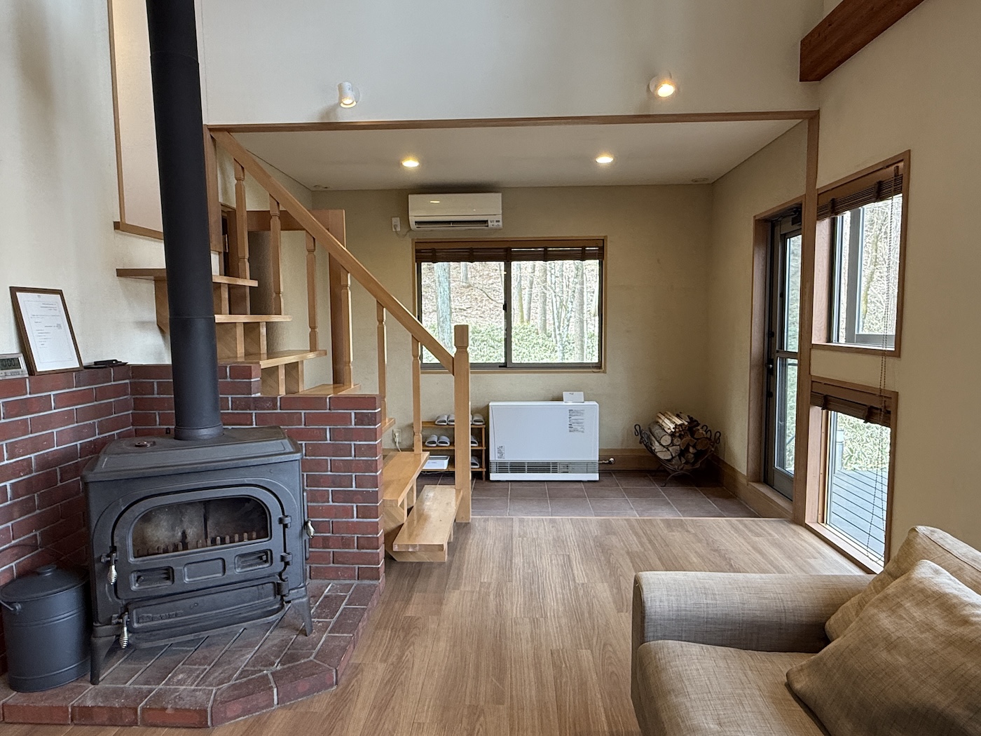 大きな窓が切り取る四季。森の呼吸と薪ストーブの温もりに包まれる休日。 - 4