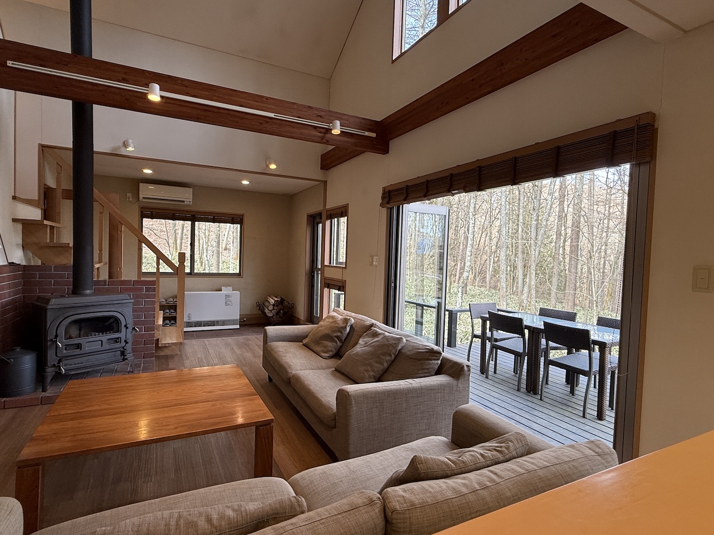 大きな窓が切り取る四季。森の呼吸と薪ストーブの温もりに包まれる休日。 - 5