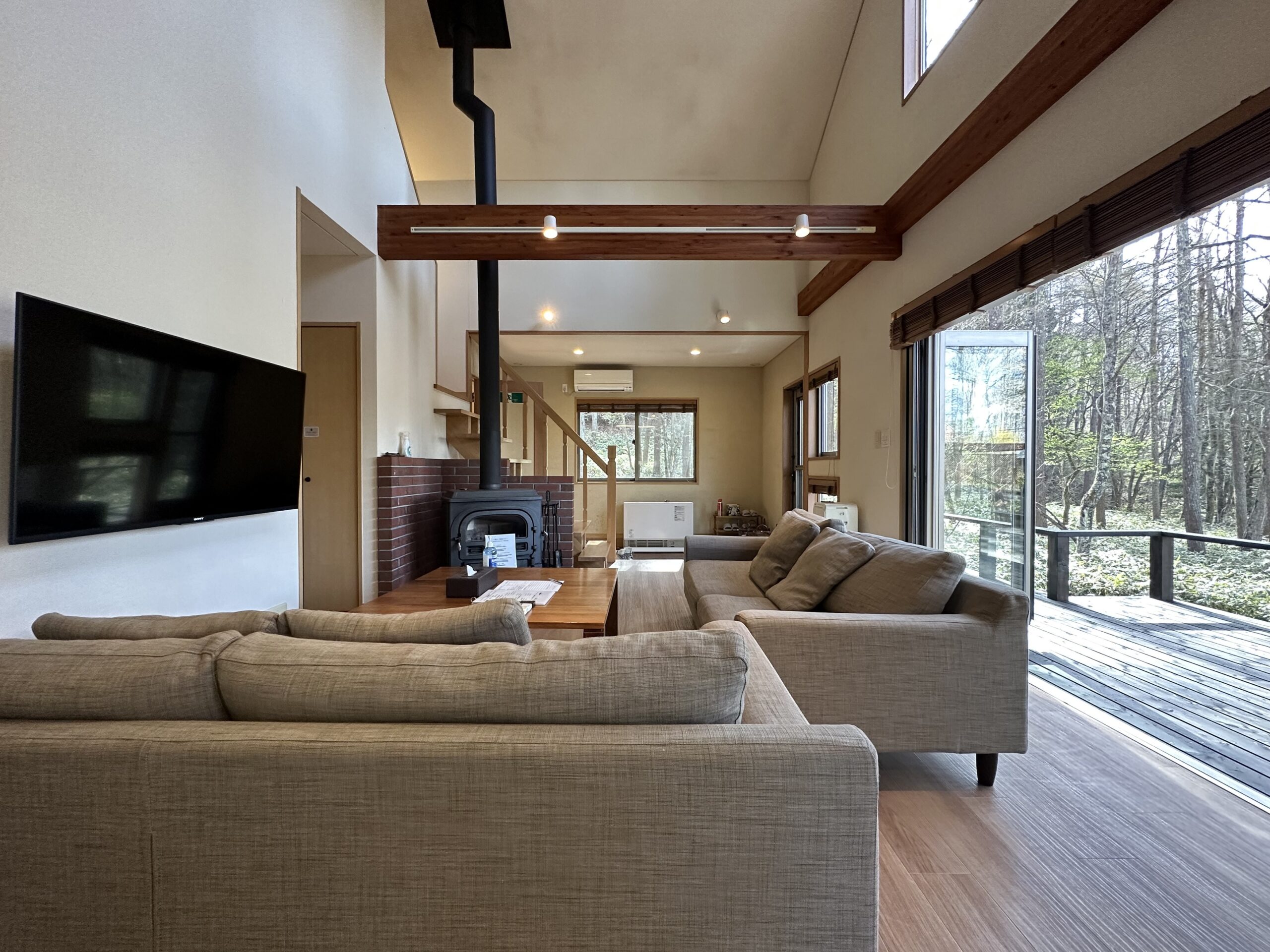 大きな窓が切り取る四季。森の呼吸と薪ストーブの温もりに包まれる休日。 - 1